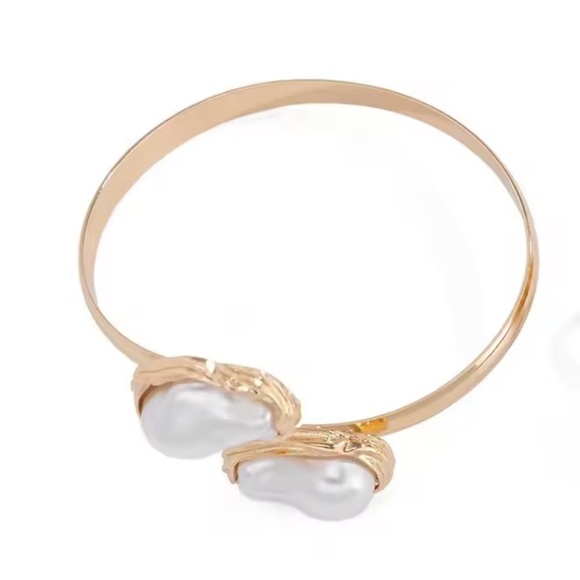 New! Women’s Gold color plated statement Pearl bracelet adjustable unique - Picture 5 of 6